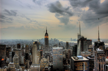 обоя города, нью-йорк , сша, огни, панорама, здания, дома, тучи, небо