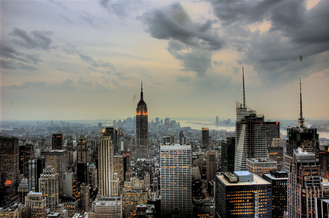 Обои картинки фото города, нью-йорк , сша, огни, панорама, здания, дома, тучи, небо