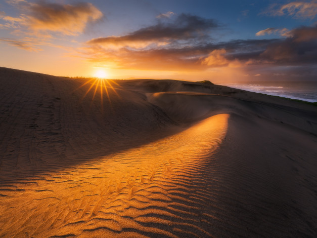 Обои картинки фото природа, восходы, закаты, свет, лучи, облака, солнце, дюны, барханы, закат, небо, песок, пустыня