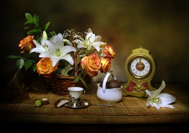 Обои картинки фото еда, натюрморт, розы, корзина, конфеты, цветы, часы, лилии
