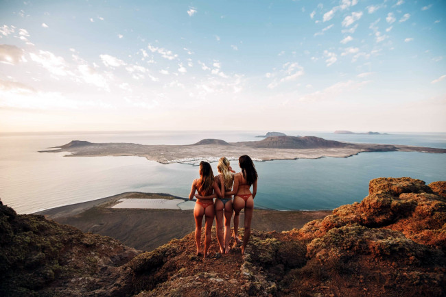 Обои картинки фото девушки, - группа девушек, море, остров, модели, бикини