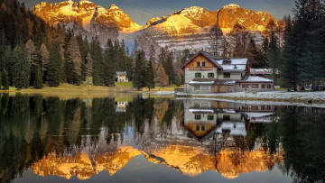 Картинка города -+здания +дома горы озеро жилой дом отражение
