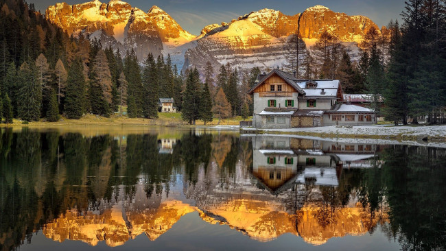 Обои картинки фото города, - здания,  дома, горы, озеро, жилой, дом, отражение