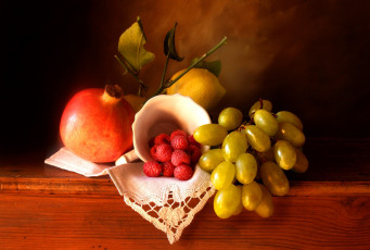 Картинка еда фрукты ягоды виноград лимон гранат малина салфетка