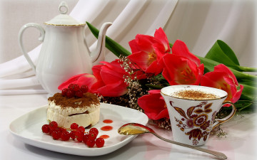 Картинка еда натюрморт капучино чайник тюльпаны цветы пирожное кофе