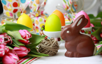 Картинка праздничные пасха свечи шоколадный заяц яйца тюльпаны цветы шпагат
