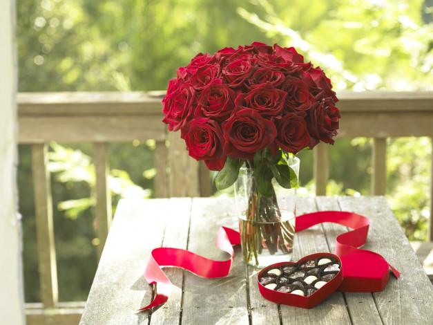 Обои картинки фото цветы, розы, стол, лента, конфеты