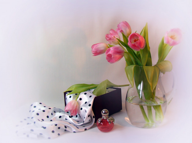 Обои картинки фото цветы, тюльпаны, кувшин, шарф, флакон