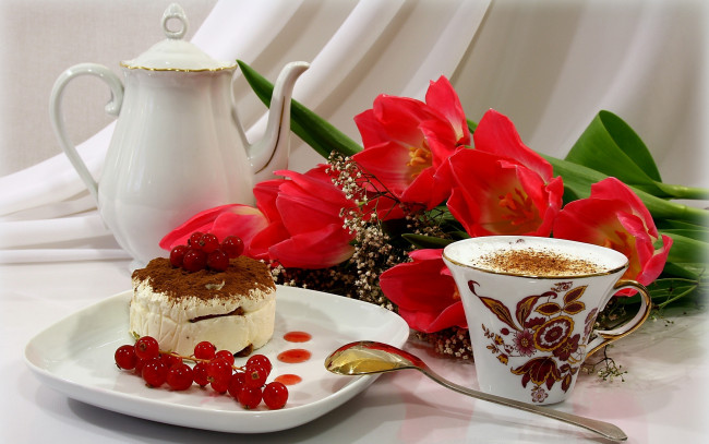 Обои картинки фото еда, натюрморт, капучино, чайник, тюльпаны, цветы, пирожное, кофе