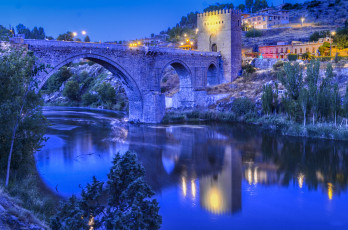 Картинка города толедо+ испания puente de san martin toledo толедо река мост вечер огни склон дома башня небо