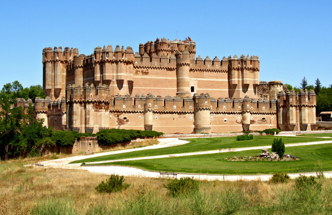 Обои картинки фото castillo de coca segovia, города, замки испании, замок, дорожки, газон