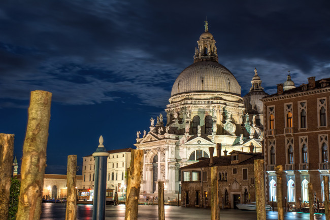 Обои картинки фото basilica di santa maria della salute, города, венеция , италия, ночь, канал, собор, купол