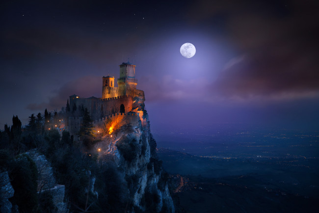 Обои картинки фото города, сан-марино , сан-марино, гора, монте-титано, свет, ночь, гуаита, башня, крепость, луна