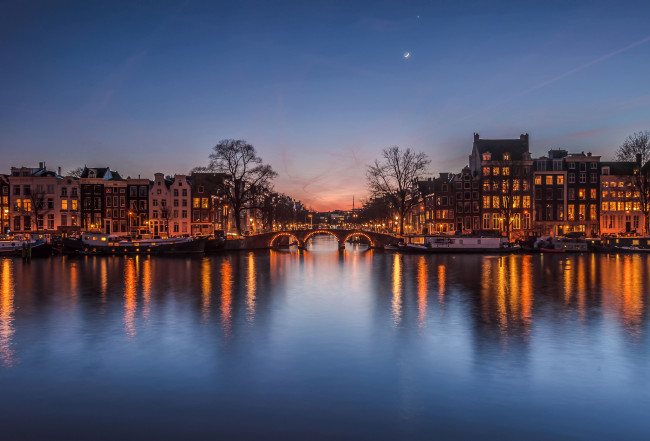 Обои картинки фото города, - пейзажи, огни, небо, дома, луна, после, заката, вечер, город, нидерланды, мост, канал