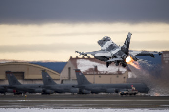 обоя general dynamics f-16 fighting falcon, boeing kc-135 stratotanker, авиация, боевые самолёты, boeing, kc135, stratotanker, general, dynamics, f16, fighting, falcon, us, air, force, аляска, военный, аэродром