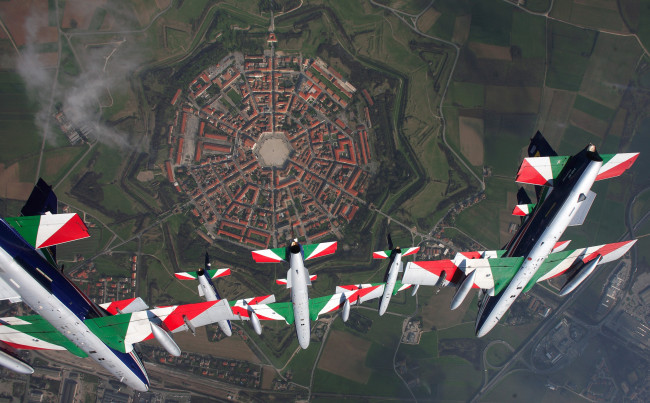 Обои картинки фото авиация, авиационный пейзаж, креатив, небо, air, force, италия, пальманова, frecce, tricolori