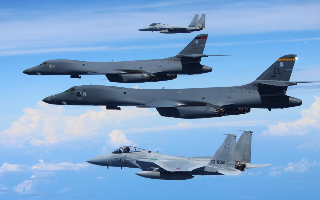 Обои картинки фото авиация, боевые самолёты, полет, небо, rockwell, b-1b, lancers, f-15s