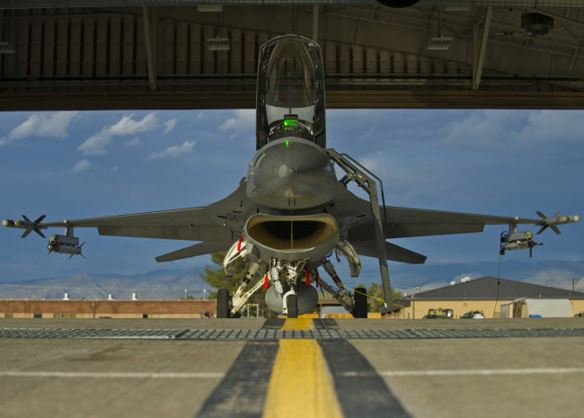 Обои картинки фото general dynamics f-16 fighting falcon, авиация, боевые самолёты, нью-мексико, военная, 54-я, истребительная, группа, f16, боевой, сокол