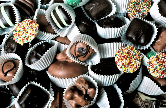 Обои картинки фото еда, конфеты,  шоколад,  сладости, россыпь, ассорти