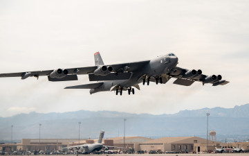 Картинка b-52+stratofortress авиация боевые+самолёты boeing b-52 stratofortress ввс сша американский стратегический бомбардировщик военный аэродром самолет