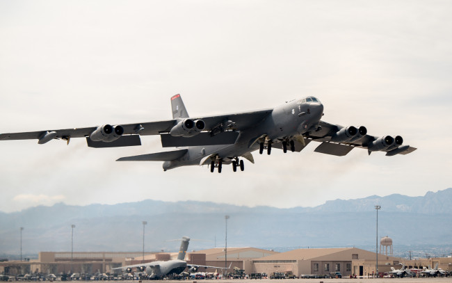 Обои картинки фото b-52 stratofortress, авиация, боевые самолёты, boeing, b-52, stratofortress, ввс, сша, американский, стратегический, бомбардировщик, военный, аэродром, самолет