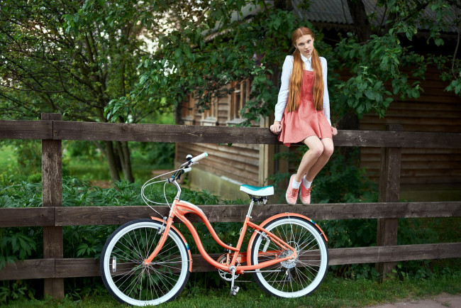Обои картинки фото девушки, - рыжеволосые и разноцветные, забор, велосипед, поза, рыженькая