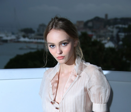 Обои картинки фото девушки, lily-rose depp, русая, блузка, балкон