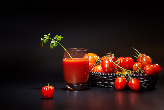 Обои картинки фото еда, напитки,  сок, корзинка, помидоры, томаты, сок, томатный, петрушка