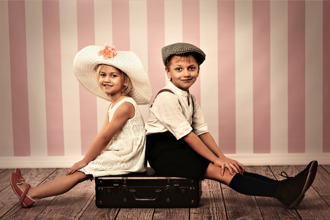 Обои картинки фото разное, дети, девочка, мальчик, шляпа, кепка, чемодан