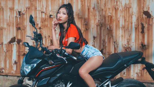 Обои картинки фото мотоциклы, мото с девушкой, девушка