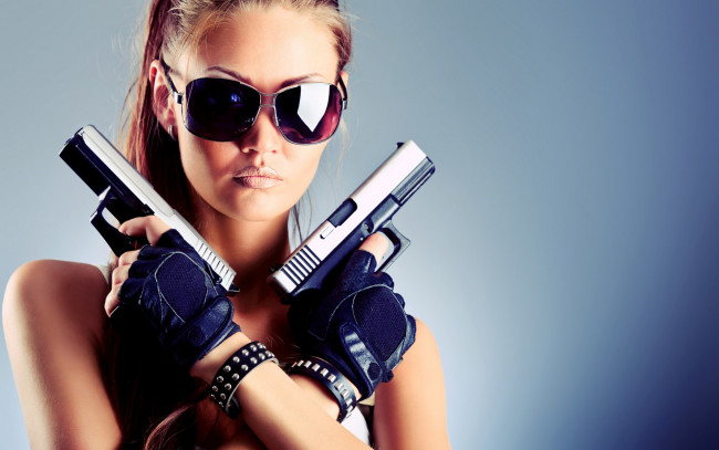 Обои картинки фото девушки, -unsort , девушки с оружием, очки