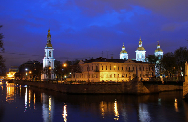 Обои картинки фото города, санкт-петербург,  петергоф , россия, храм, дома, ночь, огни, мосты, река, канал