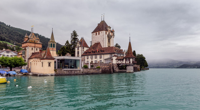 Обои картинки фото oberhofen castle on lake thun,  switzerland, города, замки швейцарии, озеро, лес, горы, замок