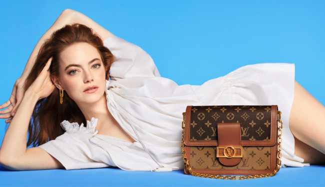 Обои картинки фото девушки, emma stone, emma, stone, эмма, стоун, эмили, джин, актриса, louis, vuitton, сумка, бренд, кинозвезда