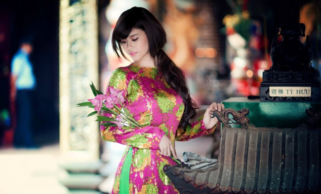 Обои картинки фото девушки, - азиатки, брюнетка, платье, цветы