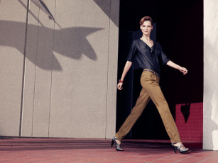 Картинка девушки carmen+kass рубашка каблуки модель блузка брюки улица кармен касс стена плитка тени улыбка