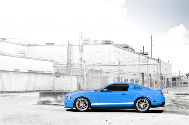 Обои картинки фото автомобили, mustang, облака, gt500, забор, shelby, здание, полосы, синий, ford