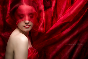 Картинка девушки -unsort+ лица +портреты тайна портрет загадка красный ткань лицо настроение красота губы