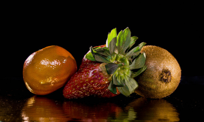 Обои картинки фото еда, фрукты,  ягоды, мандарин, киви, клубника