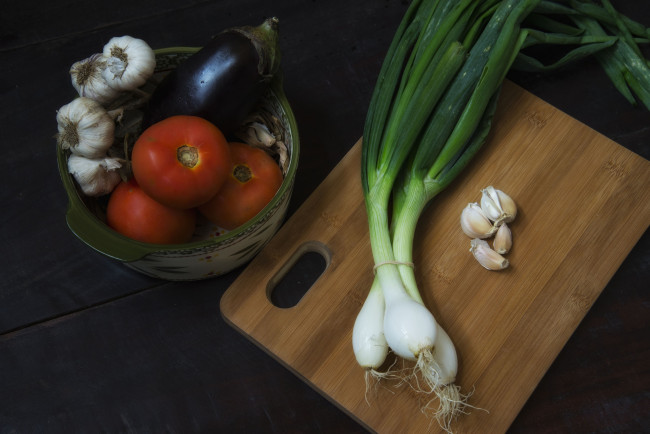 Обои картинки фото еда, овощи, лук, томаты, чеснок, баклажан