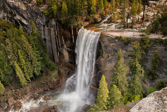 Обои картинки фото природа, водопады, сша, йосемити, калифорния, yosemite, national, park, california, usa, лес, скала, водопад, камни, деревья