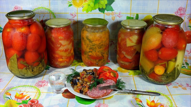 Обои картинки фото еда, консервация, помидоры, томаты, колбаса