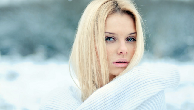 Обои картинки фото девушки, -unsort , лица,  портреты, снег, свитер, лицо, блондинка
