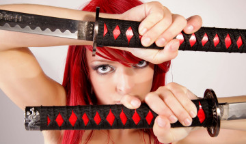 Картинка разное cosplay+ косплей cosplay девушка модель меч японский самурай лезвие рыжеволосая взгляд поза макияж красный