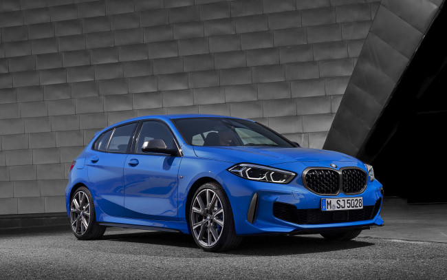 Обои картинки фото 2020 bmw m135i xdrive, автомобили, bmw, немецкие, хэтчбек, синий, 2020, m135i, xdrive, экстерьер, вид, спереди, 1, новый