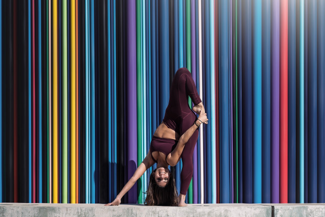 Обои картинки фото спорт, гимнастика, стойка, на, одной, ноге, женщины, красочный