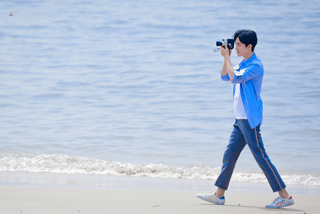 Обои картинки фото мужчины, xiao zhan, актер, камера, море