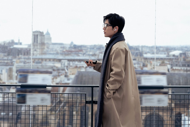 Обои картинки фото мужчины, xiao zhan, актер, очки, плащ, шарф, телефон, панорама