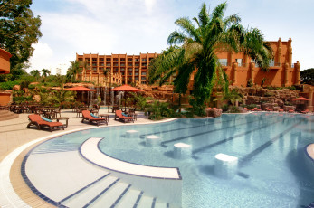 Картинка интерьер бассейны открытые площадки бассейн отель пальма лежаки