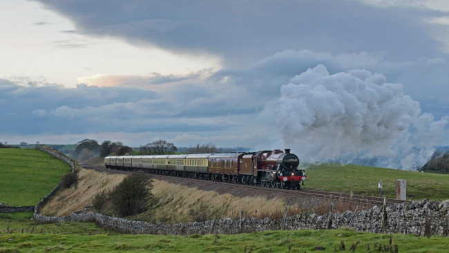 Обои картинки фото техника, паровозы, облака, вагоны, поезд
